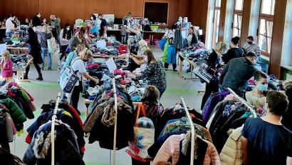 Bild: zer zer
Im Gemeindesaal in Letzau ging es auf Schnäppchenjagd.