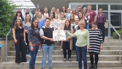 Bild:  Kliniken Nordoberpfalz/exb
Die Schüler der Berufsfachschule für Krankenpflege haben an ihrem letzten Schultag eine Spende für das Hospiz St. Felix übergeben.