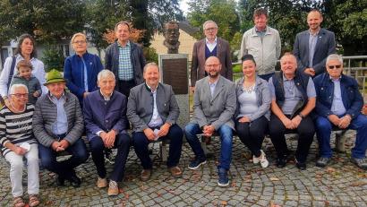 Bild: ld
Besuch aus Callenberg empfingen die Brander am Tag der Einheit. Zu einem Gruppenbild versammelten sich Gäste und Gastgeber an der Max-Reger-Büste.