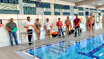 Bild: Tobias Reitmeier/exb 
Bürgermeister Peter Neumeier (Zweiter von links) freut sich zusammen mit den Bademeistern und den Schwimmkursbetreuern von Wasserwacht und VHS über den Saisonstart des Schwarzenfelder Hallenbads.