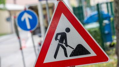 Symbolbild: Lino Mirgeler/dpa
Der Sturz einer Passantin an einer möglicherweise unzureichend gesicherten Baustelle beschäftigt die Polizei in Hersbruck.