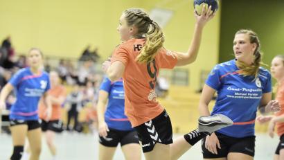 Archivbild: Hubert Ziegler
Keinen Sieger gab es im Dezember 2019 im Derby zwischen der HG Amberg (im Bild Karina Grasmik beim Torwurf) und dem HC Weiden (rechts Nina Rittner). Das Duell endete 27:27 unentschieden.