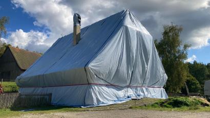 Bild: Felix Schäffer/exb
Eingepackt und verschnürt: Der historische Paulerverl-Hof im Oberpfälzer Freilandmuseum.