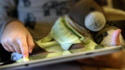 Symbolbild: Hans-Jürgen Wiedl/dpa
Wer abends Smartphones, Tablets und andere elektronische Geräte benutzt, schläft schlechter.