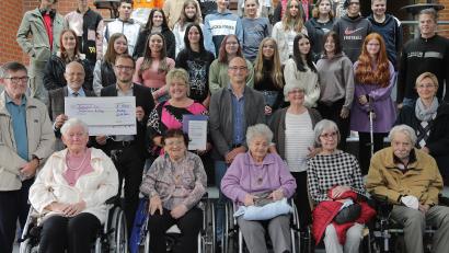 Bild: Wolfgang Steinbacher
Große Freude in der Schönwerth-Realschule: Bei einer Preisverleihung der Diakonie Bayern geht der dritte Platz, prämiert mit 1000 Euro, gespendet von der Evangelischen Bank, an das Projekt „Mia halten zam“ des Diakonischen Lernens in Amberg.