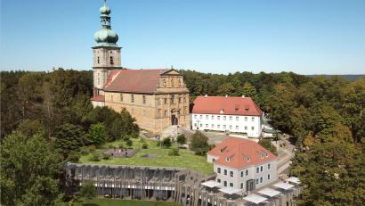 Bild: Stadt Amberg / exb
Der neue Entwurf für die Bergwirtschaft in einer Computer-Animation. Das gesamte untere Geschoss, so beteuert es Architekt Georg Zunner, werde übrigens von Amberg aus nicht zu sehen sein.