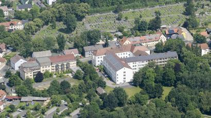 Bild: mür
Mit dem Abbruch des früheren Altenheims St. Maria (links neben dem Krankenhaus-Gebäude an der Egerer Straße) soll in Kürze begonnen werden. Auf dem Grundstück entsteht die neue Dienststelle des Landesamts für Digitalisierung, Breitband und Vermessung. Der symbolische Spatenstich ist noch in diesem Jahr geplant,