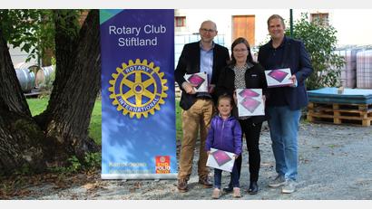 Bild: fks
Rotaryclub-Präsident Thomas Pfletscher (links) und Mitglied Gregor Schraml (rechts) übergaben Kindergartenleiterin Stefanie Unterburger (Mitte) die Tablets für das wissenschaftlich begleitete Projekt zur Förderung von Digitalkompetenzen.