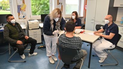 Bild: Gerhard Franz
Nur ein kurzer Piks, dann war es auch schon vorbei: Der zwölf Jahre alte Memate Darweesh (mit dem Rücken zur Kamera) ließ sich am Mittwoch in der Dreifaltigkeitsmittelschule während der Unterrichtszeit impfen.