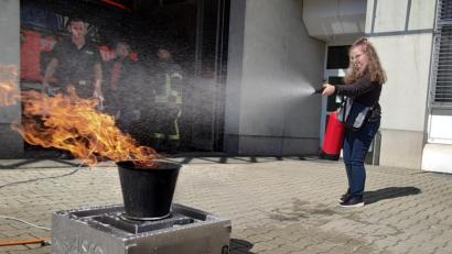 Bild: Bundespolizei/exb
Feuerlöschen steht auch auf dem Programm: Schoolguard Annalena Köppl löscht einen Brand bei der Weidener Feuerwehr.