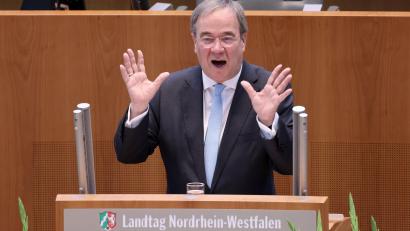 Bild: Oliver Berg/dpa
Armin Laschet (CDU), Noch-Ministerpräsident von Nordrhein-Westfalen, spricht im Landtag.