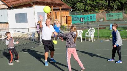 Bild: wlr
Mit großem Vergnügen üben die Kinder mit Trainer Rainer Roll ihre Geschicklichkeit beim Umgang mit Bällen.