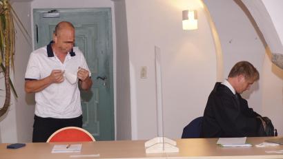 Bild: bkr
Mit einer Freiheitsstrafe von einem Jahr verließ Heinz Lorenz (links) den Gerichtssaal. Rechts neben ihm sein Verteidiger Sebastian Lehr.