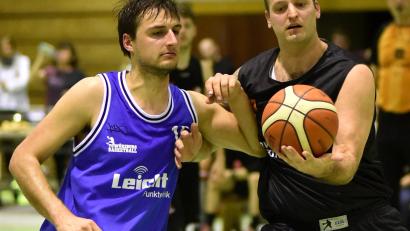 Bild: af
Vladimir Krysl (rechts) kehrt am Sonntag an seine alte Wirkungsstätte zurück. Der Basketballer der DJK Neustadt spielte früher für die Hamm Baskets Weiden und kennt sich daher mit den Gegebenheiten der Weidener Mehrzweckhalle bestens aus.