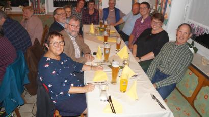 Bild: wel
Im Kreise von Freunden und Gemeinderäten genießen Johann Köppl und Bürgermeisterin Anita Forster (von rechts) sowie Martine Bonfanti und erster Bürgermeister Dominique Wafflard (von links) sowie zweite Bürgermeisterin Delphine Gontarek (hinten Mitte) den geselligen Abend.