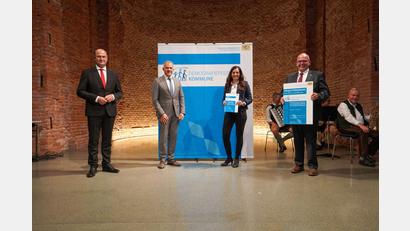 Bild: Bayerische Staatskanzlei/Christian Blaschka/exb
Zum Übergabetermin mit Minister Albert Füracker (von links) waren Landrat Roland Grillmeier sowie die Bürgermeister Margit Bayer und Klaus Meyer nach München angereist.