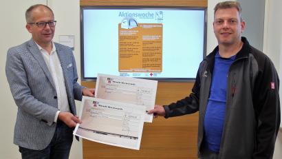 Bild: stg
Roman Schäffler (links) überreichte die beiden Schecks über insgesamt 12.000 Euro an Holger Pühl.