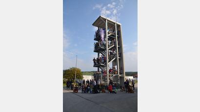 Bild: ak
Zum Ende der Übungsstunde stellten sich die Teilnehmer zu einem gemeinsamen Foto auf und rund um den Übungsturm der Feuerwehr Weidenberg zusammen.