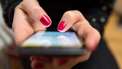 Symbolbild: Sebastian Gollnow/dpa
Das Smartphone und die ständige Verfügbarkeit als Beziehungskiller - haben wir verlernt, richtig miteinander zu sprechen?