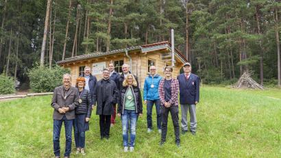 Bild: Baumann Automation/exb
Georg Baumann (links) und seine Frau Annette (rechts daneben) begrüßten bei der offiziellen Eröffnung des Waldkindergartens viele Ehrengäste.