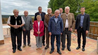 Bild: Matthias Beer/exb 
Die Ehrennadel mit Kranz für 50 Jahre Vereinszugehörigkeit bekamen vier Mitglieder des Vereins. Das Bild zeigt von links Ehrenvorstand Hermann Beer, stellvertretenden Kreisverbandsvorsitzender Hans-Dieter Betz, Brigitte Mulzer, Vorsitzenden Franz Ziegelmeier, Johann Neidl, Berthold Fuchs, Bürgermeister Christian Ziegler, Alfred Neidl und Pfarrer Michael Hoch.