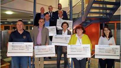 Bild: jma
Die sieben Preisträger zusammen mit (hinten, von links) Frank-E. Kirchhof, Eva Birkmüller und Michael Sommer.