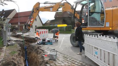 Bild: pi
Bürgermeisterin Marina Hirnet informiert sich über die Arbeiten, wie hier in Waldkirch.