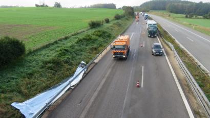 Bild: Gerhard Götz
Die beschädigte Asphaltdecke wurde abgefräst. Im Vordergrund macht eine Kehrmaschine sauber bevor eine neue Deckschicht aufgetragen wird.