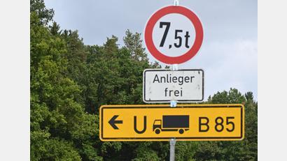 Bild: gf
Um ein Verkehrschaos in Poppenricht zu unterbinden, wird auf den Zufahrtsstraßen, wie hier von der B 85 her, der Schwerlastverkehr weitläufig umgeleitet.