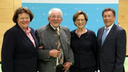 Bild: Gerhard Götz
Die beiden Herren, Alois Seegerer (Zweiter von links) und Hans Hottner (rechts), hatten am längsten Sitz und Stimme im Kreistag. Die beiden Damen, Marianne Deml (links) und Emilia Müller (Zweite von rechts), redeten darüber hinaus auch in der Landespolitik ein gehöriges Wort mit.