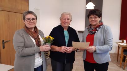 Bild: rdh
Für 40 Jahre im Frauenbund wurde Meta Schuller (Mitte) geehrt, im Bild mit Vorsitzender Monika Lang (rechts) und Kassiererin Maria Schabner.