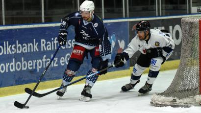 Archivbild: gb
Drei Jahre spielte Marco Habermann (links) für die Blue Devils, vor dieser Saison wechselte der Stürmer zum EC Peiting. Zum Saisonstart treffen am Freitag beide Teams in Peiting aufeinander. Allerdings ohne Habermann, der 30-Jährige muss wegen einer Verletzung passen.