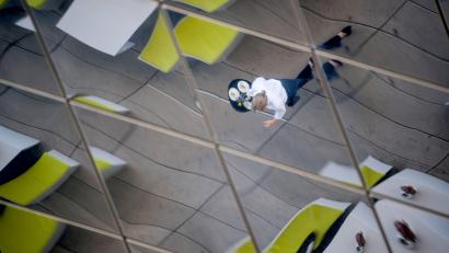 Symbolbild: Marijan Murat/dpa
Die Arbeit im Café kann ein Minijob sein. Vor Antritt sollten Minijobber die Details der Beschäftigung klären.