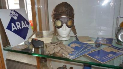 Bild: njn
Schutzbrille und Lederkappe für die schnellen Autofahrer - zu sehen ab diesem Sonntag im Heimat- und Bergbaumuseum Erbendorf.