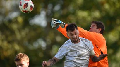 Bild: fz
Der Plößberger Torwart Thomas Krapfl klärt vor Patrick Stubenvoll vom VfB Mantel: Der VfB fährt nach seinem jüngsten 6:1-Heimsieg selbstbewusst zum Gastspiel nach Vorbach.