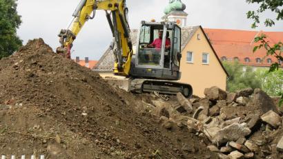 Bild: kgg
Auf die vielen Baumaßnahmen zurzeit in Waldsassen deuten auch die sogenannten Haufwerke am Festplatz hin, auf dem das Aushubmaterial zwischengelagert wird.