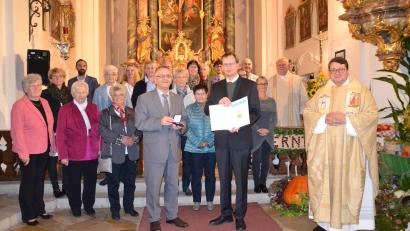 Bild: gi
Kirchenmusikdirektor Andreas Sagstetter (erste Reihe, Zweiter von rechts) überreicht an Chorsprecher Josef Enslein (erste Reihe, links) die Palestrina-Medaille mit Urkunde. Dazu gratulieren Pfarrer Udo Klösel und Diakon Herbert Sturm (von rechts).