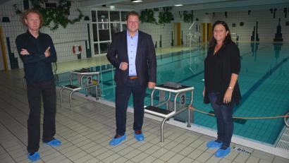 Bild: jr
Ab sofort wieder geöffnet ist das Hallenbad Mitterteich. Von links Axel Kraus, Bürgermeister Stefan Grillmeier und Astrid Häring.