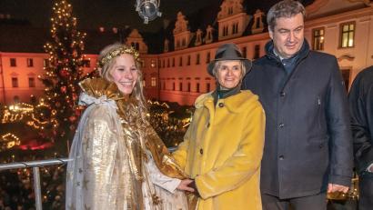 Archivbild: Armin Weigel
Gloria Fürstin von Thurn und Taxis (Mitte) eröffnet neben dem Christkind Julia Obermeier und Markus Söder (CSU), Ministerpräsident von Bayern, den Romantischen Weihnachtsmarkt 2018 im Innenhof des Fürstenschlosses St. Emmeram.