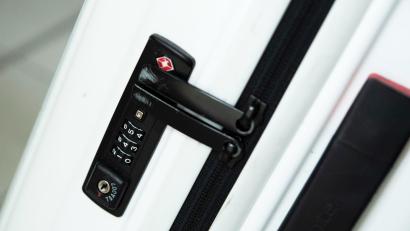 Bild: Catherine Waibel/dpa
Diebstahlschutz: Den Koffer mit einem genormten Schloss zu sichern, kann sinnvoll sein.