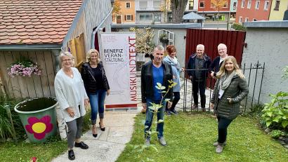 Bild: Eichl
Sie freuen sich auf das Konzert in der evangelischen Kirche: Sängerin Heidi Reil (rechts), Initiator Wolfgang Göldner (Vierter von rechts), Pfarrer Wilfried Römischer, Bürgermeister Robert Lindner, Andrea Gollwitzer, Andrea Lang und Elisabeth Schieder von Donum Vitae (von rechts).