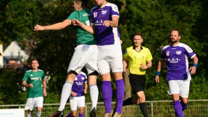 Bild: ham
Es geht um die Wernberger Lufthohheit: Detag-Akteur Alexander Luff (Mitte rechts) und Christoph Lindner (Mitte links) duellieren sich in dieser Szene. Beide Teams trennten sich mit einem 2:2. Der TSV Detag ist am Sonntag in Pfreimd zu Gast, der FC Wernberg empfängt Hahnbach.
