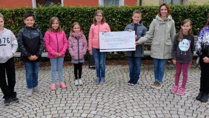 Bild: le
Freudestrahlend überreichten die Kinder Krankenschwester Anja Schricker (Vierte von rechts) den Scheck.