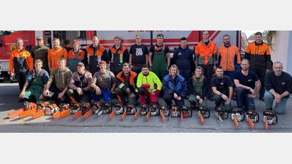 Bild: Bernhard Schmidt/exb
19 Teilnehmer aus den Feuerwehren Erbendorf, Krummennaab, Thumsenreuth, Reuth b. Erbendorf, Waldershof, Rosall und Konnersreuth nahmen am Lehrgang in Erbendorf teil. Hinten von links Ausbildungsleiter KBM Peter Prechtl, Forstwirt Philip Stock und Forstwirtschaftsmeister Korbinian Scherm.