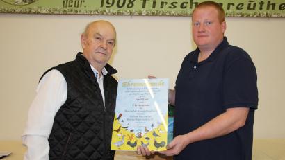 Bild: kro
Bei einem Ehrenabend der Tirschenreuther Kleintierzüchter wurde Josef Zant (links) als Ehrenmeister der Bayerischen Rassegeflügelzucht ausgezeichnet. Die Ernennungsurkunde überreichte Kreisvorsitzender Karl Weiß.