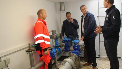 Bild: frd
In einem Schacht nahe der Ortseinfahrt von Pertolzhofen ist der Notverbund erstellt worden, in dem sich zwei neue Pumpen, die neuste E-Technik inklusive der Einbindung ins Fernwirksystem und diverse Armaturen und Zählereinrichtungen befinden. Bilder: frd