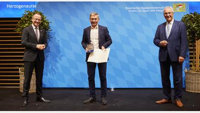 Bild: christine blei
BLSV-Präsident Jörg Ammon (links) und Innenminister Joachim Herrmann (rechts) überreichten Urkunde und Ehrenmedaille für besondere Verdienste um den Sport in Bayern an Lothar Trager