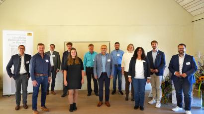 Bild: Stefan Neumann/ALE Oberpfalz/exb
Kurt Hillinger, Behördenleiter des ALE Oberpfalz (Sechster von rechts), Roland Spiller, Leiter des Referats ILE und Flurneuordnung am StMELF (Dritter von links) und Bürgermeister Matthias Grundler (rechts) begrüßten die Redner des Oberpfälzer ILE-Tages in Falkenberg.