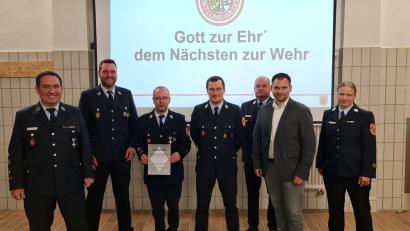 Bild: exb
Kommandant Daniel Müller, Stellvertretender Kommandant Tobias Schimetscheck, Jugendwart Enrico März,Stellvertretender Kommandant Florian Wittmann, Kreisbrandinspektor Martin List, Bürgermeister Sebastian Hart und Kreisbrandmeisterin Carola Adam blicken positiv in die Feuerwehr-Zukunft.