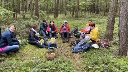 Bild: jzk
Aufmerksam hörten Groß und Klein im Wald zu, was ihnen Wanderführerin Martina Dötsch (rechts) erzählte.